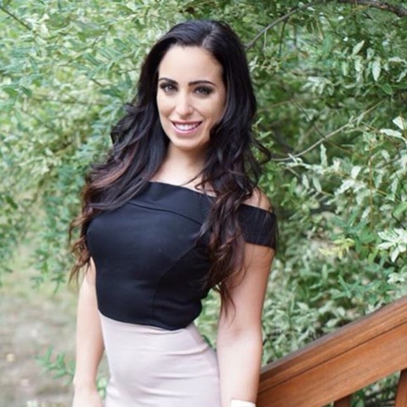 Meet your Posher, Aly - Picture 2 of 6